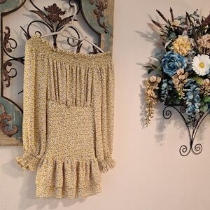 Blush Yellow Floral Long Sleeve Off Shoulders Dress. NWOT Size Small